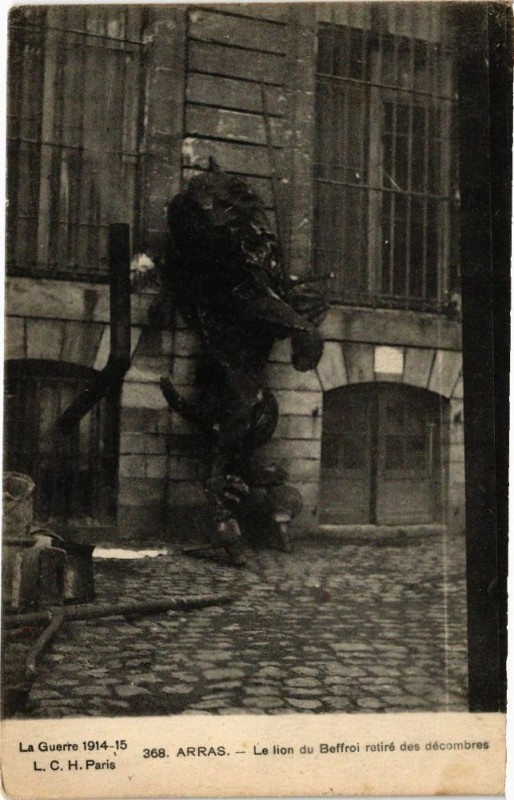 Carte postale ancienne Arras - Le lion du belfroi à Arras