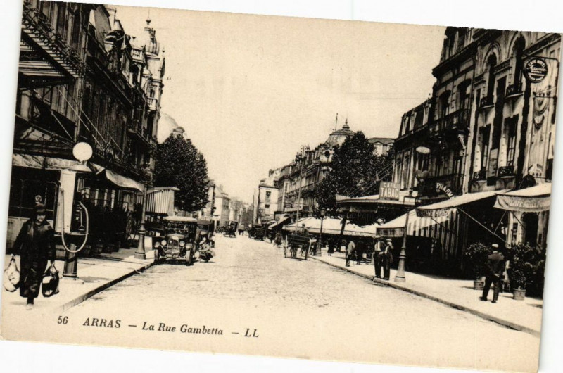 Carte postale ancienne Arras - La Rue gambetta à Arras