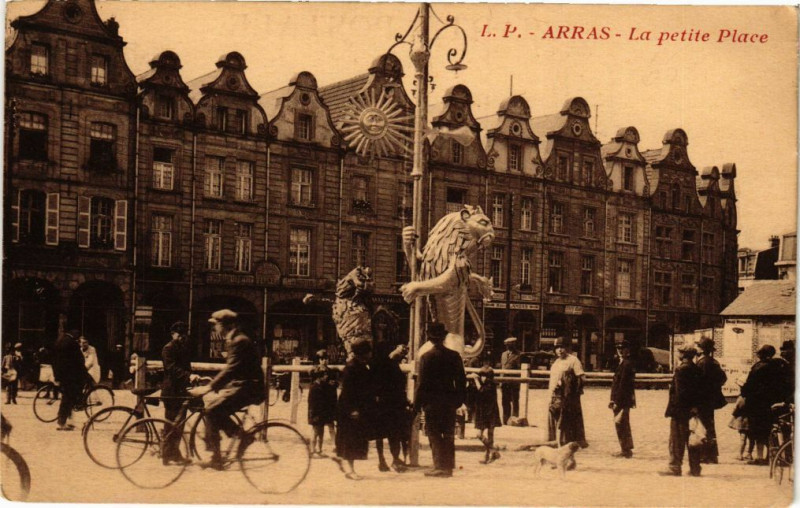 Carte postale ancienne Arras - La petite place à Arras