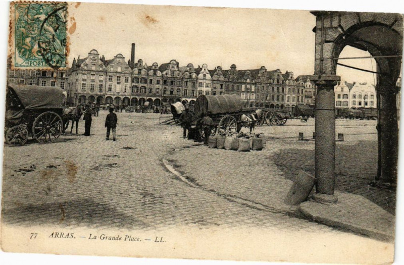 Carte postale ancienne Arras - La grande place à Arras
