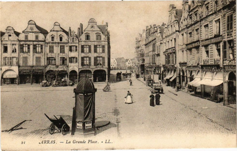 Carte postale ancienne Arras - La grande place à Arras