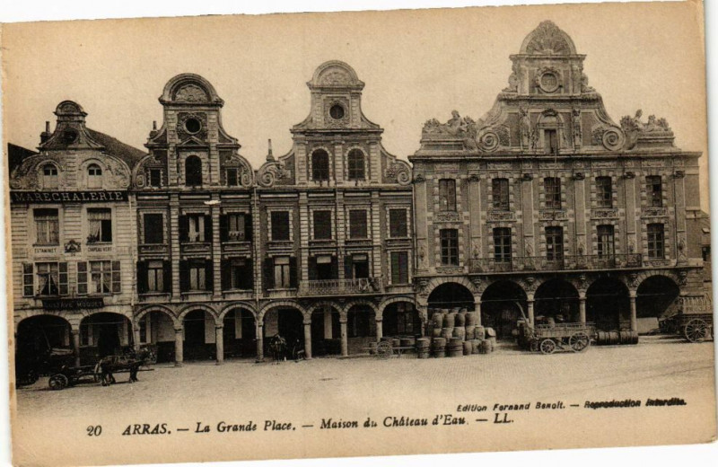 Carte postale ancienne Arras - La grande place à Arras