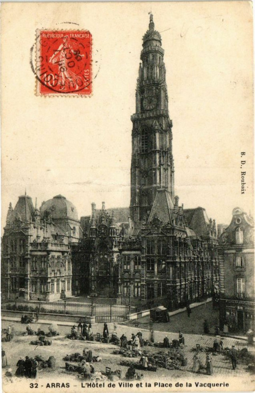 Carte postale ancienne Arras - L'hotel de ville et la place à Arras