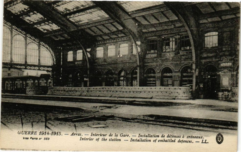 Carte postale ancienne Arras - Interieur de la gare à Arras