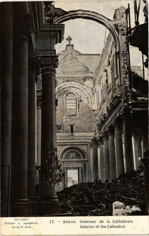 Carte postale ancienne Arras - Interieur de la cathedrale à Arras