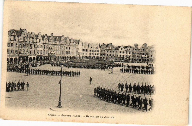 Carte postale ancienne Arras - Grande place revue du à Arras