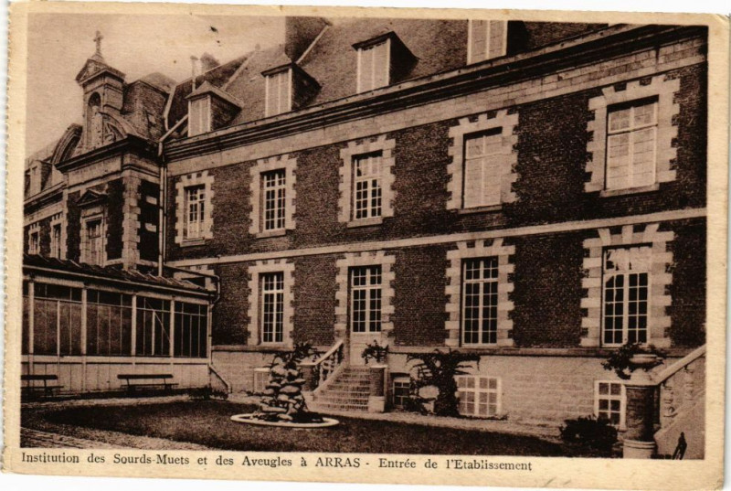 Carte postale ancienne Arras - Entrée de l'etablissement à Arras