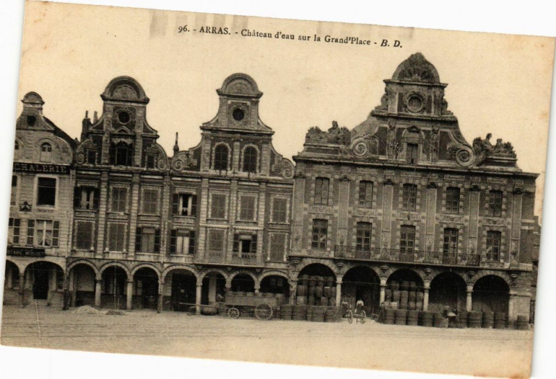 Carte postale ancienne Arras - Chateau d'eau sur la grand place à Arras