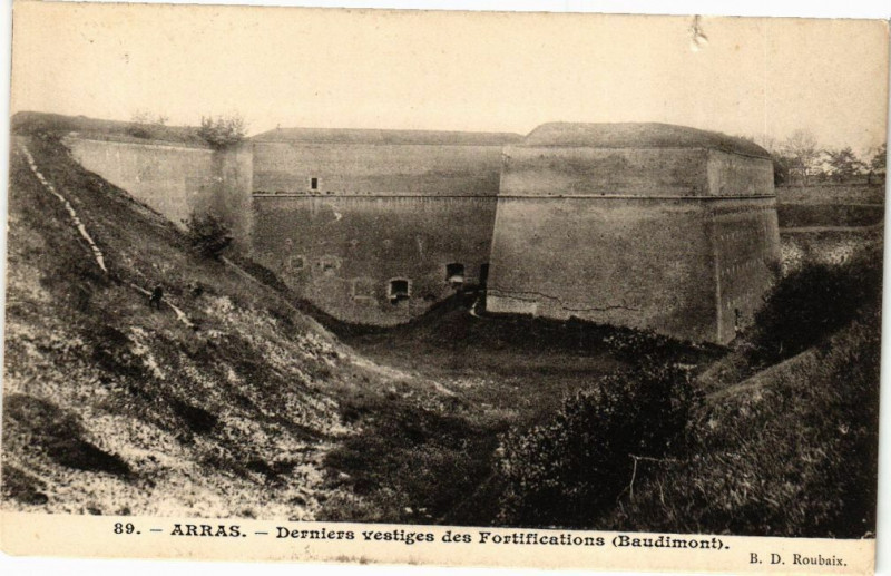 Carte postale ancienne Arras - Derniers vestiges des fortifications à Arras