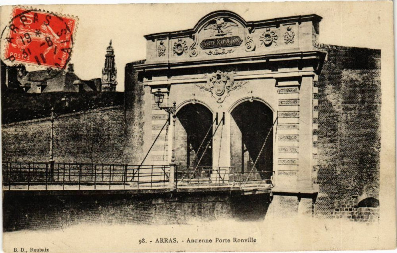 Carte postale ancienne Arras - Ancienne porte ronville à Arras