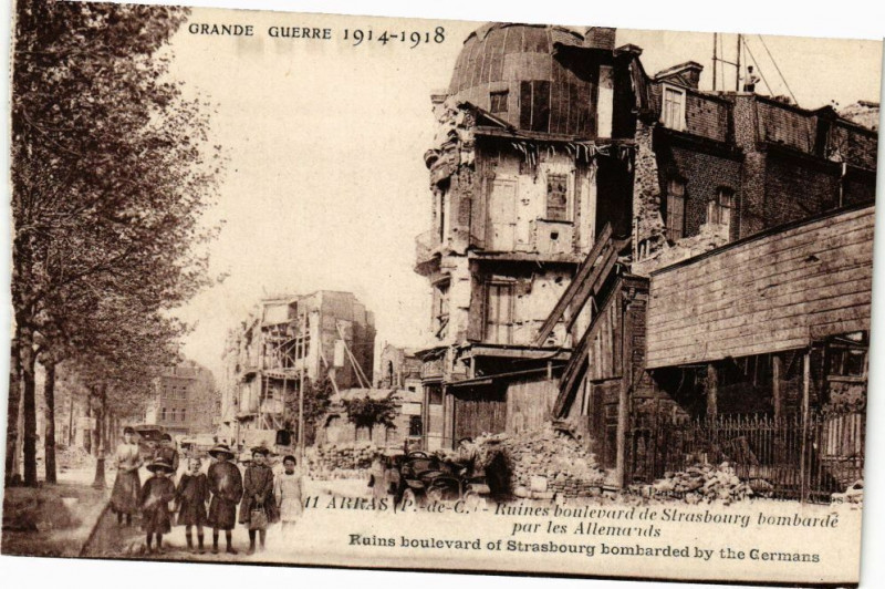 Carte postale ancienne Arras - Ruines boulevard de Strasbourg bombardé par les Allemands à Arras