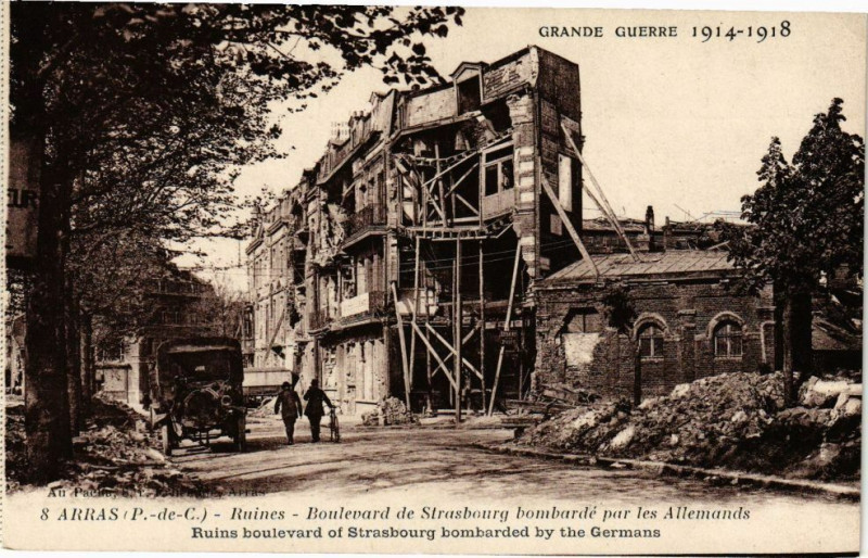 Carte postale ancienne Arras - Ruines - Boulevard de Strasbourg bombardé par les Allemands à Arras