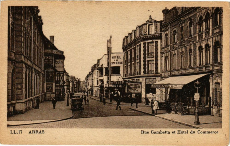 Carte postale ancienne Arras - Rue Gambetta et Hotel du Commerce à Arras