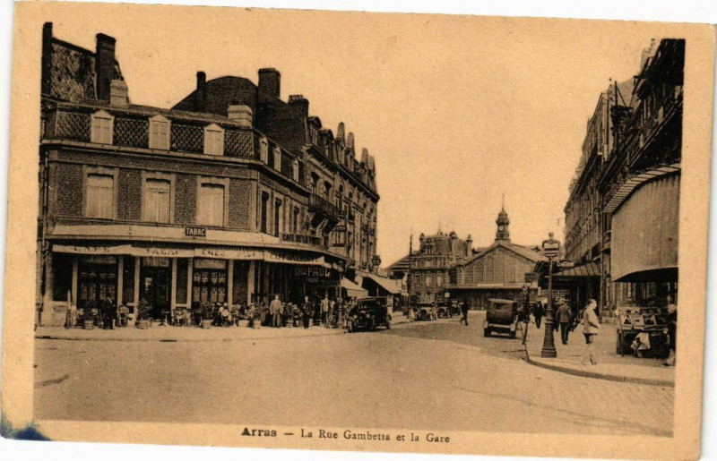 Carte postale ancienne Arras - La Rue Gambetta et la Gare à Arras