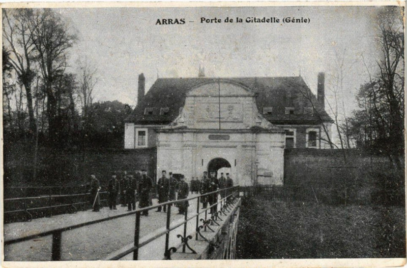 Carte postale ancienne Arras - Porte de la citadelle à Arras