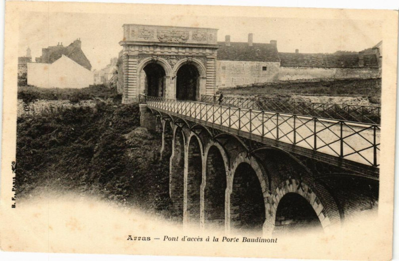 Carte postale ancienne Arras - Pont d'acces a la porte baudimont à Arras