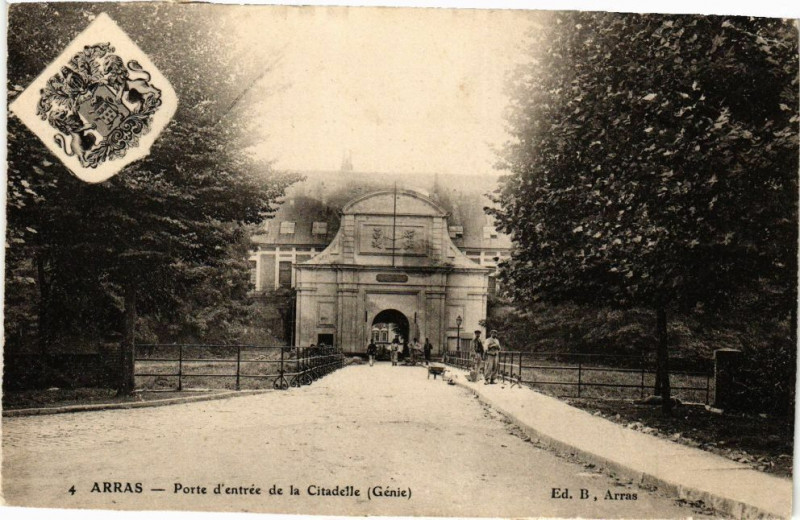 Carte postale ancienne Arras - Porte d'Entrée de la citadelle à Arras