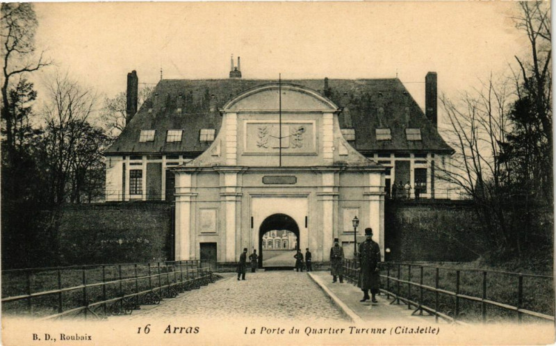 Carte postale ancienne Arras - La Porte du quartier à Arras