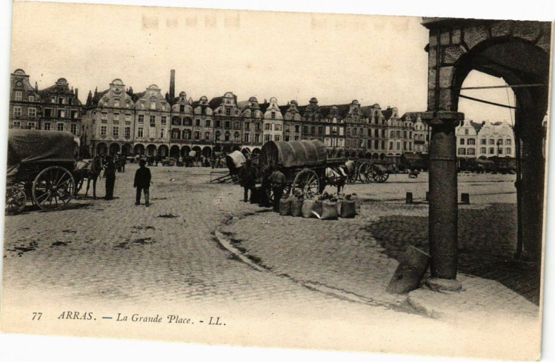 Carte postale ancienne Arras - La Grande Place à Arras