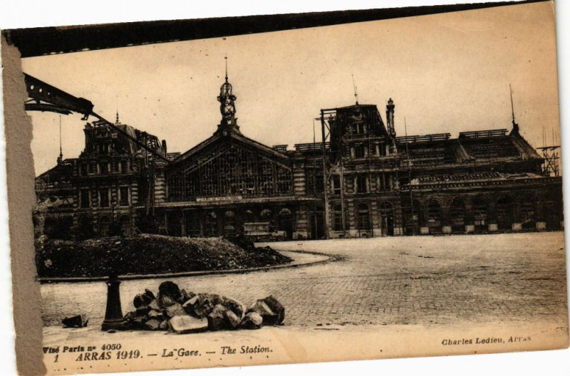 Carte postale ancienne Arras - La gare - the station à Arras