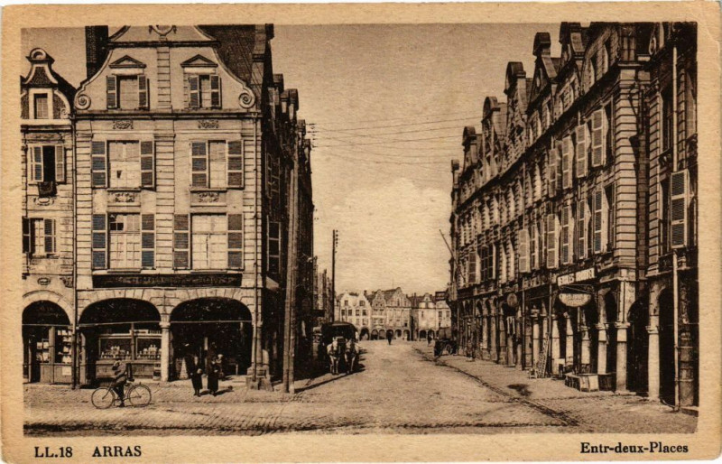 Carte postale ancienne Arras - Ebtr deux places à Arras