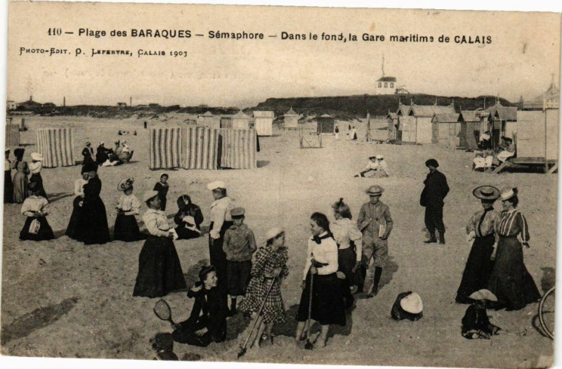 Carte postale ancienne Plage des Baraques - Sémaphore - Dans le fond la Gare maritime...