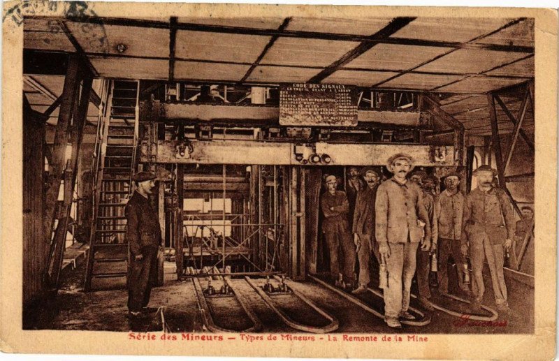 Carte postale ancienne Série des Mineurs - Types de Mineurs - La Remonte de la Mine