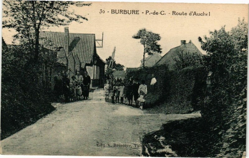 Carte postale ancienne Burbure - Route d'Auchel à Burbure