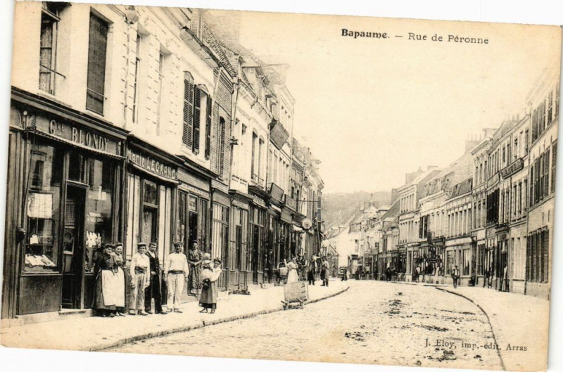 Carte postale ancienne Bapaume - Rue de Péronne à Bapaume