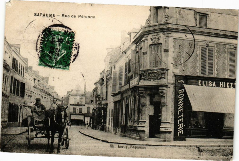 Carte postale ancienne Bapaume - Rue de Péronne à Bapaume