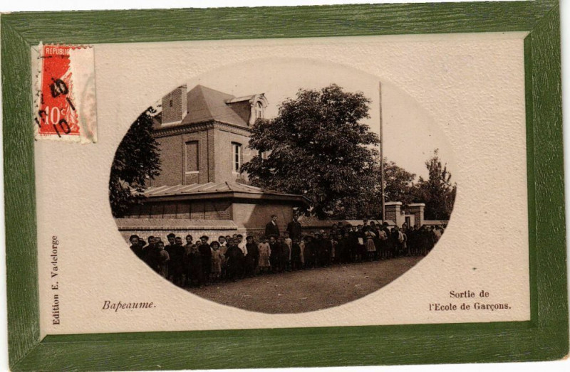 Carte postale ancienne Bapaume - Sortie de l'Ecole de Garcons à Bapaume