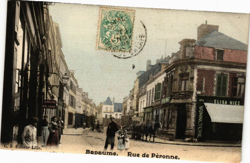 Carte postale ancienne Bapaume - Rue de Péronne à Bapaume