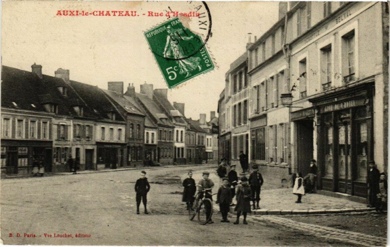 Carte postale ancienne Auxi-le-Chateau - Rue d'Hesdin à Auxi-le-Château