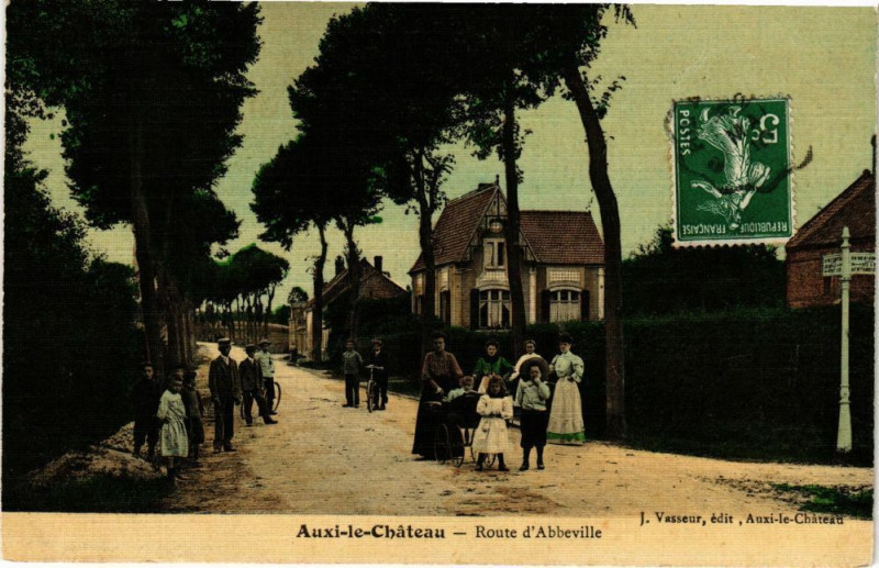 Carte postale ancienne Auxi-le-Chateau - Route d'Abbeville à Auxi-le-Château