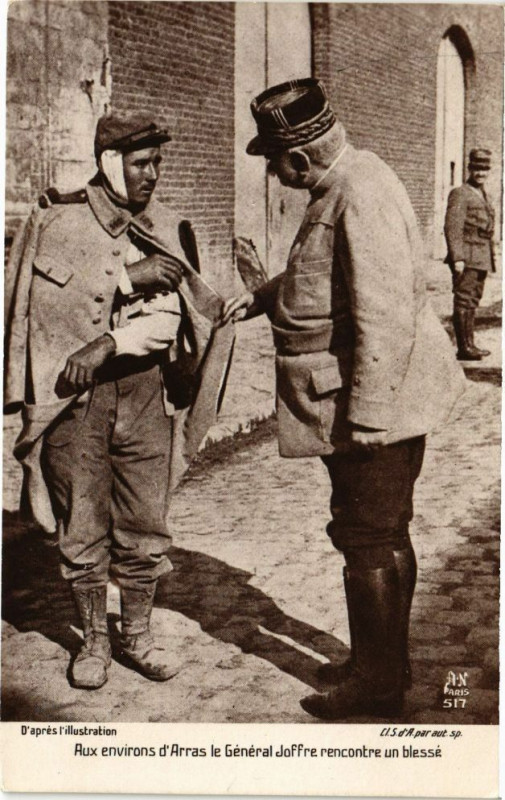 Carte postale ancienne Aux environs d'Arras le Général doffre rencontre un blessé à Arras
