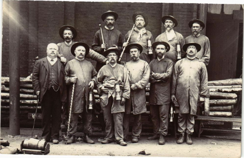Carte postale ancienne Arras - Un goupe d'hommes à Arras