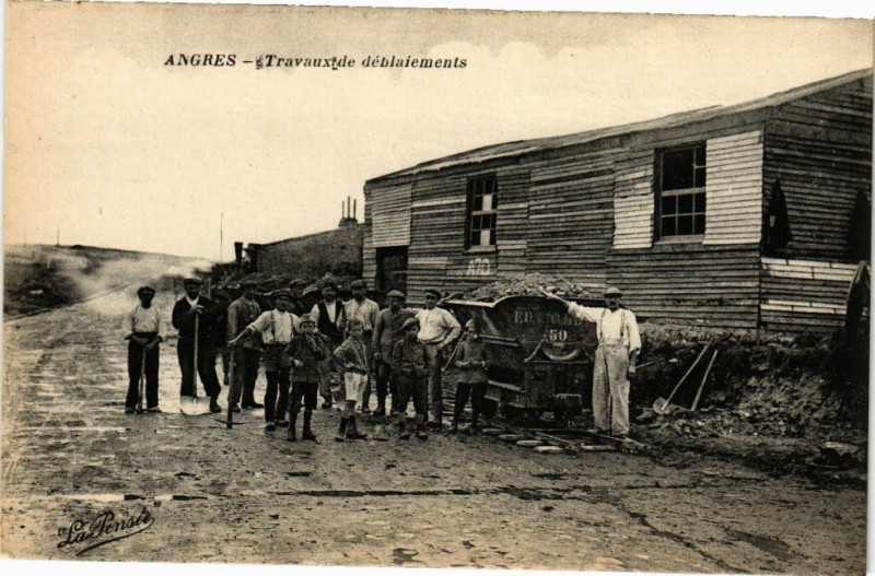 Carte postale ancienne Angres - Travaux de déblaiements à Angres