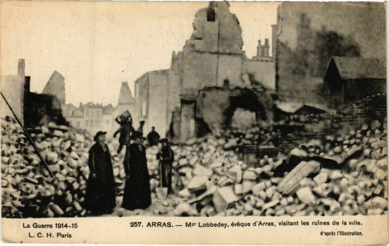 Carte postale ancienne La Guerre 1914-15 - Mgr Lobbedey évéque d'Arras visitant les ruines à Arras
