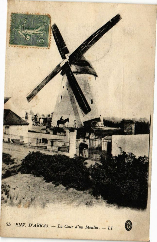 Carte postale ancienne Env. d'Arras - La Cour d'un Moulin à Arras