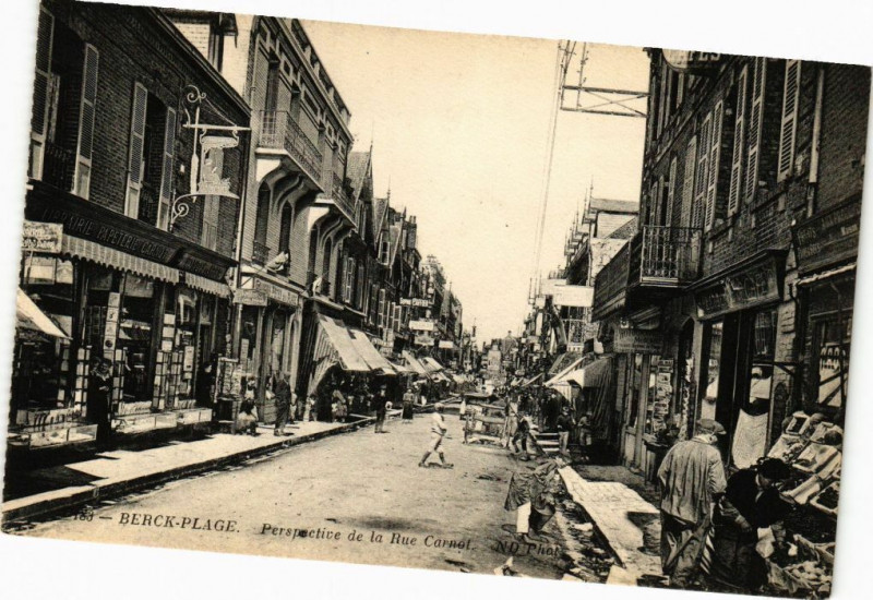 Carte postale ancienne Berck-Plage - Perspective de la Rue Carnot à Berck