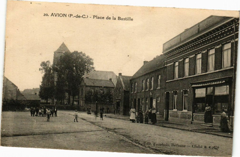 Carte postale ancienne Avion - Place de la Bastille à Avion