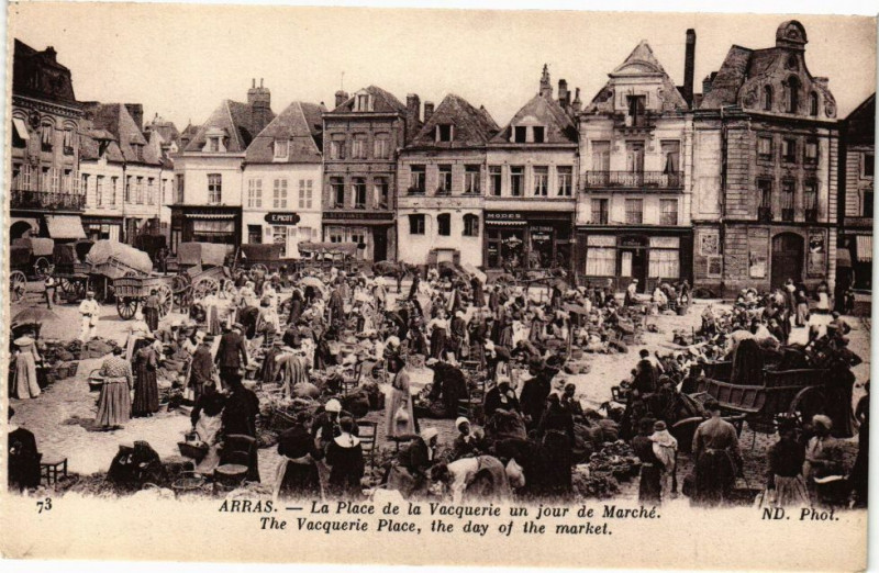 Carte postale ancienne Arras - La Place de la Vacquerie un jour de Marché - The Vacquerie à Arras