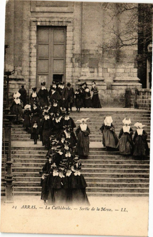 Carte postale ancienne Arras - La Cathédrale - Sortie de la Messe à Arras