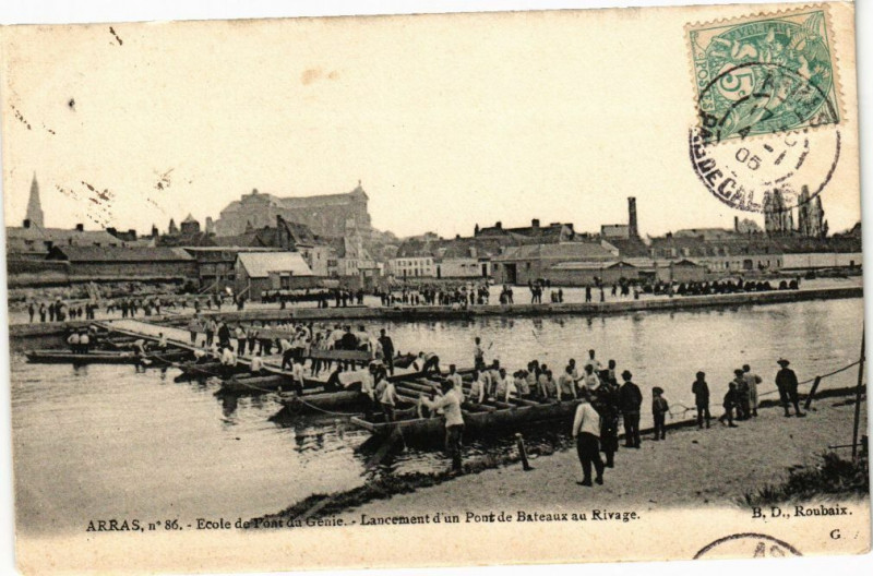 Carte postale ancienne Arras - Ecole de Pont du Génie - Lancement d'un Pont de Bateaux . à Arras