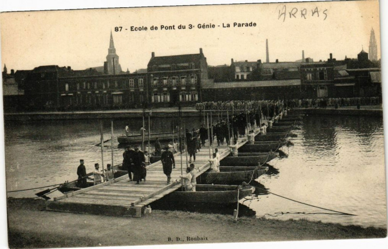Carte postale ancienne Arras - Ecole de Pont du 3.Génie - La Parade à Arras