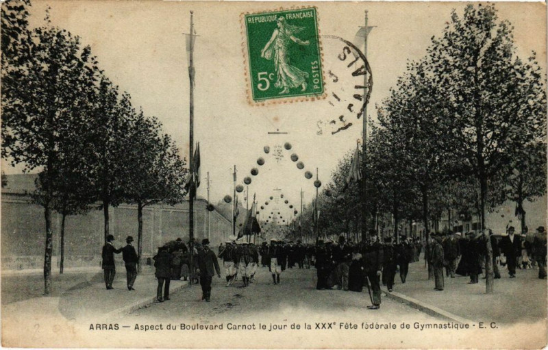Carte postale ancienne Arras - Aspect du Boulevard Carnot le jour de la Xxx Féte féderale à Arras