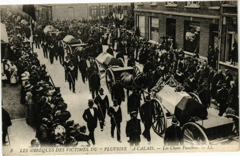 Carte postale ancienne Les obseques des victimes du pluviose a Calais - Les chars à Calais