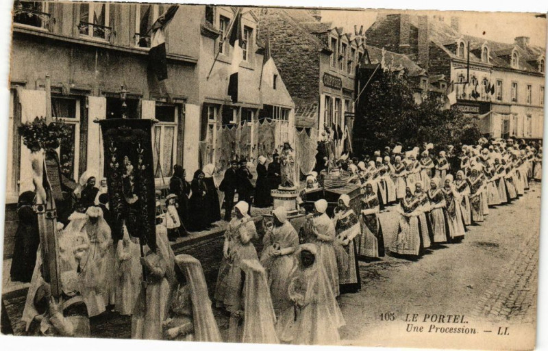 Carte postale ancienne Le Portel - Une procession au Portel