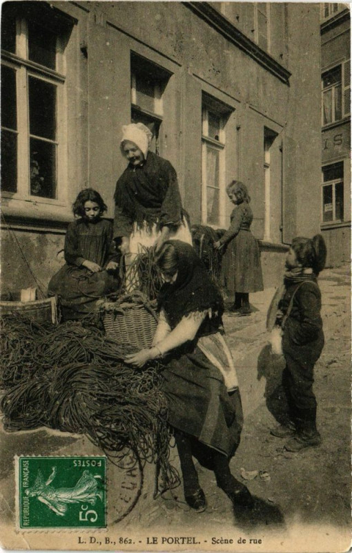Carte postale ancienne Le Portel - Scene de rue au Portel