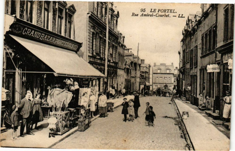 Carte postale ancienne Le Portel - Rue amiral courbet au Portel